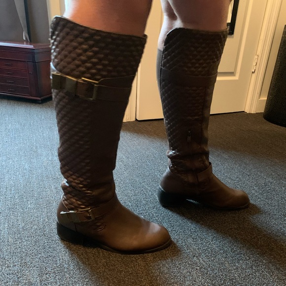 Ladies size 10 knee boots with buckle accent - Picture 2 of 9